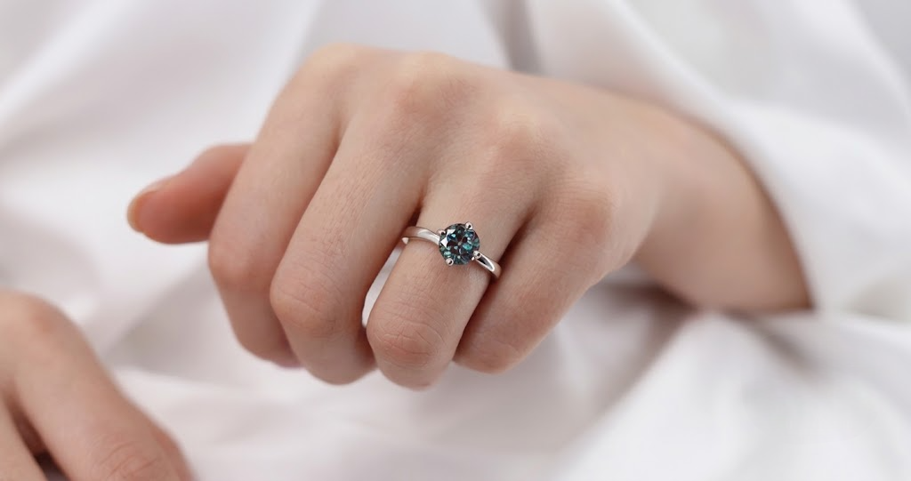 A Gemstone That Changes With You: The Meaning of Alexandrite in Times of Transformation